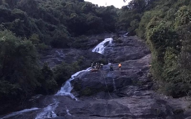 Lực lượng chức năng đưa thi thể nạn nhân ra khỏi hiện trường.