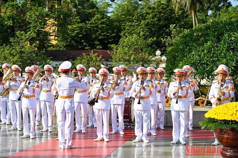 Đoàn Nghi lễ Quân đội cử hành quân nhạc tại Đài tưởng niệm các Anh hùng liệt sĩ trên đường Bắc Sơn.