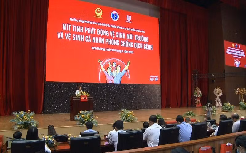 Thứ trưởng Y tế Nguyễn Thị Liên Hương phát biểu ý kiến tại lễ mít-tinh.