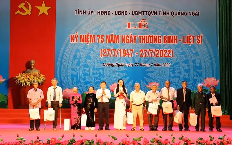 Tặng quà, tri ân người có công tiêu biểu trên địa bàn Quảng Ngãi.