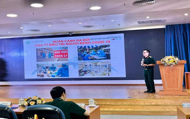 Đại diện Bệnh viện Quân y 175 báo cáo kết quả 1 năm thu dung, điều trị người bệnh Covid-19.