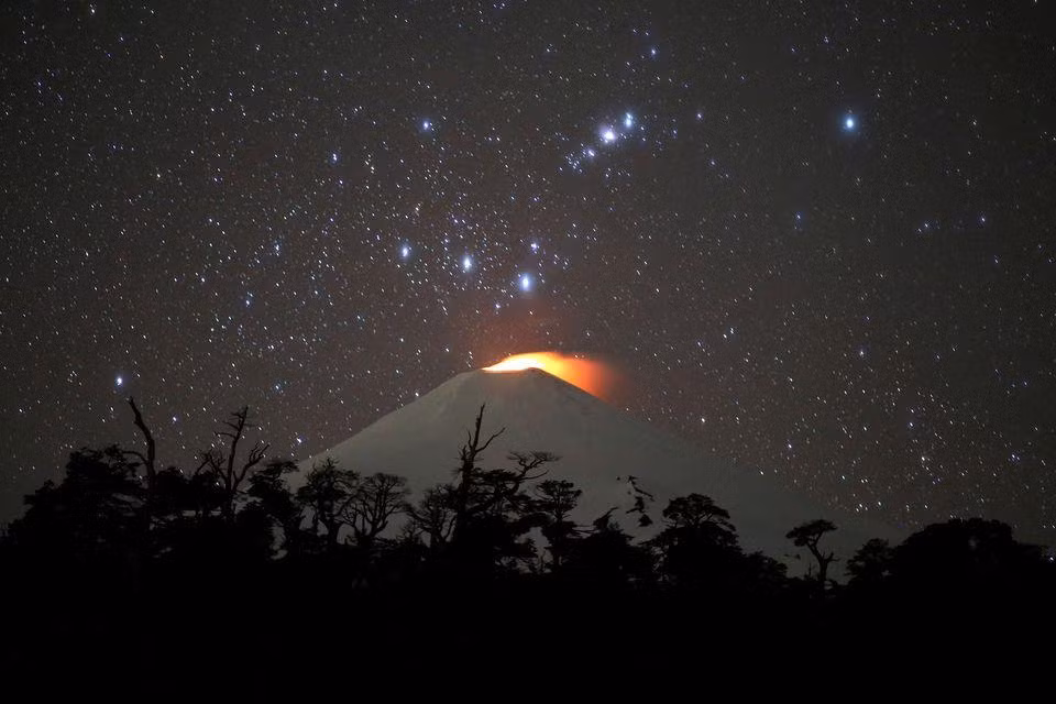 Núi lửa Villarrica nhìn từ khu vực Villarrica, Chile, ngày 16/11/2022. (Ảnh: Reuters)