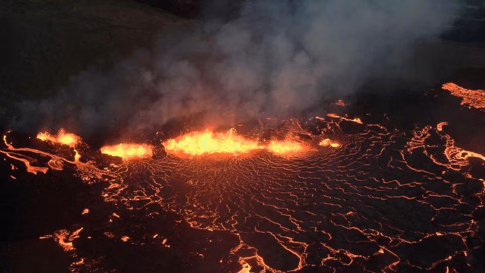 Dung nham trào ra từ một vết nứt gần núi lửa Fagradalsfjall tại Reykjavik, Iceland. (Ảnh: Reuters)