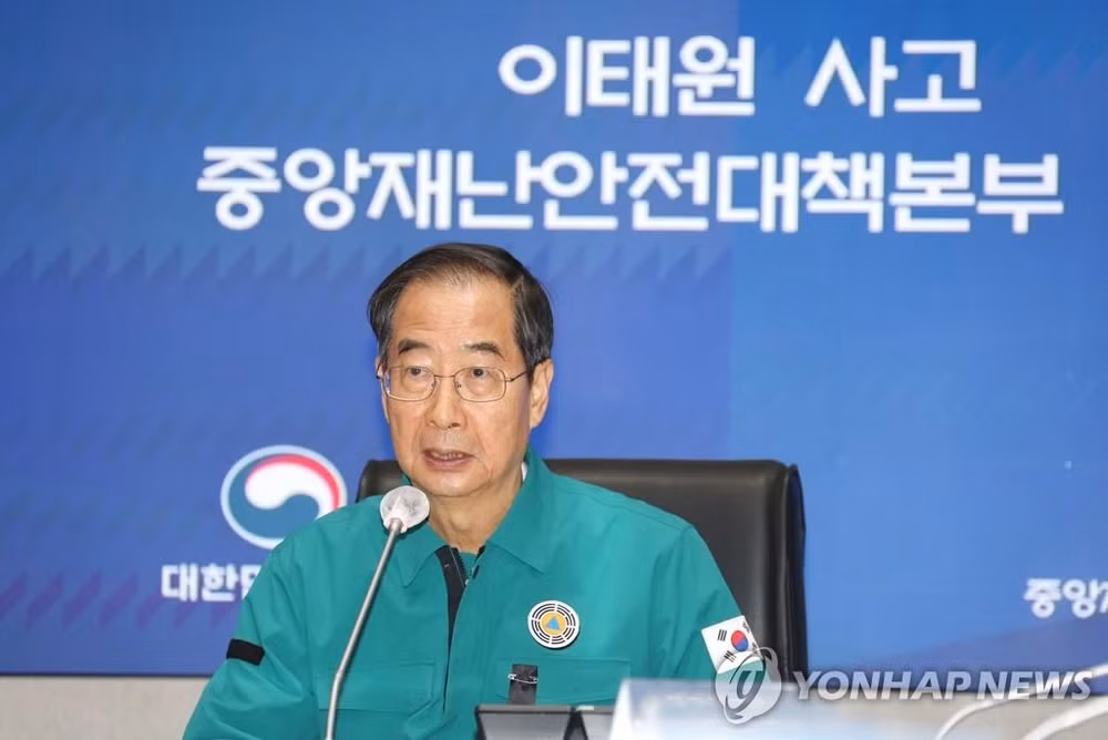 Thủ tướng Han Duck-soo chủ trì cuộc họp tại trụ sở Chính phủ Hàn Quốc, ngày 2/11. (Ảnh: Yonhap)