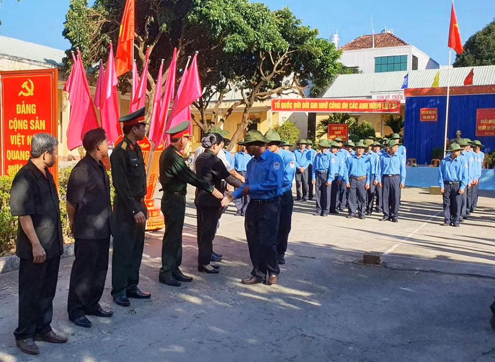 Các đại biểu bắt tay động viên Đội K53 lên đường làm nhiệm vụ.