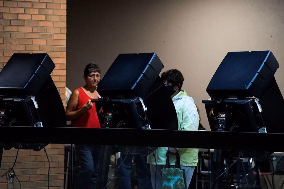 Cử tri bỏ phiếu sớm tại El Paso, bang Texas, ngày 24/10/2022. (Ảnh: Reuters)