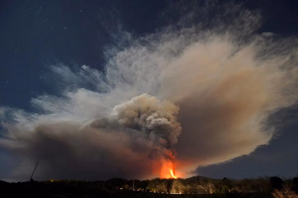 Toàn cảnh núi lửa Etna phun trào được nhìn từ Nicolosi, Italia, ngày 10/2/2022. (Ảnh: Reuters)