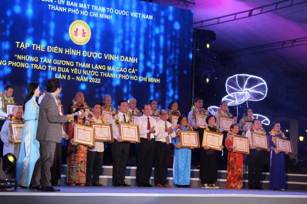 Đồng chí Nguyễn Văn Nên trao Bằng khen cho các gương tập thể điển hình.