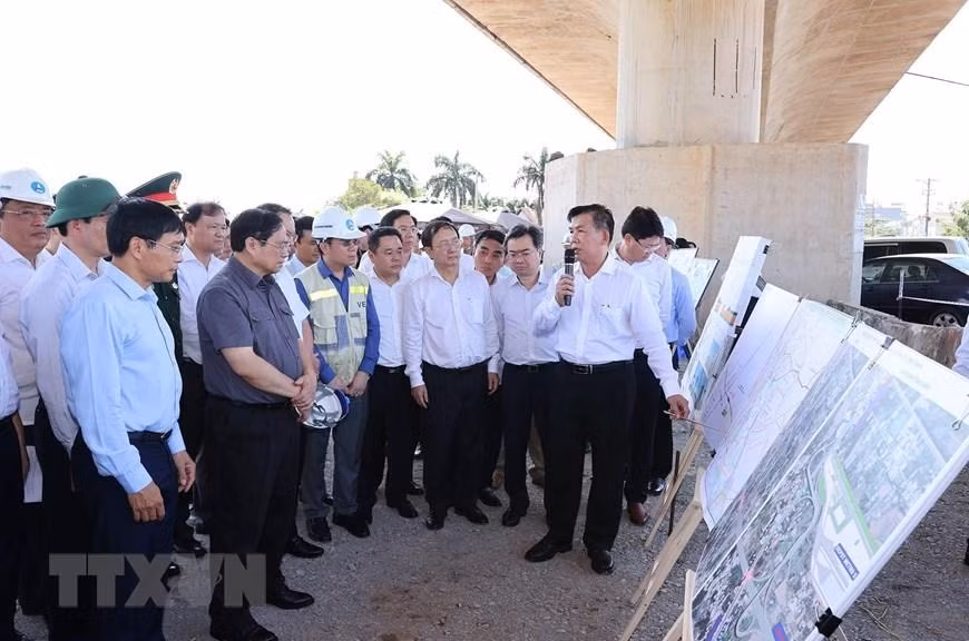 Thủ tướng Phạm Minh Chính kiểm tra, nghe báo cáo Dự án xây dựng đường cao tốc Bến Lức-Long Thành. (Ảnh: TTXVN)