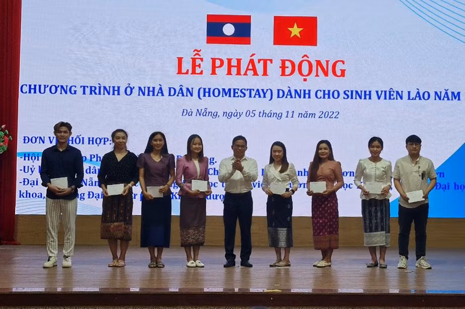 Chủ tịch UBND quận Sơn Trà trao kinh phí hỗ trợ sinh hoạt cho sinh viên Lào.