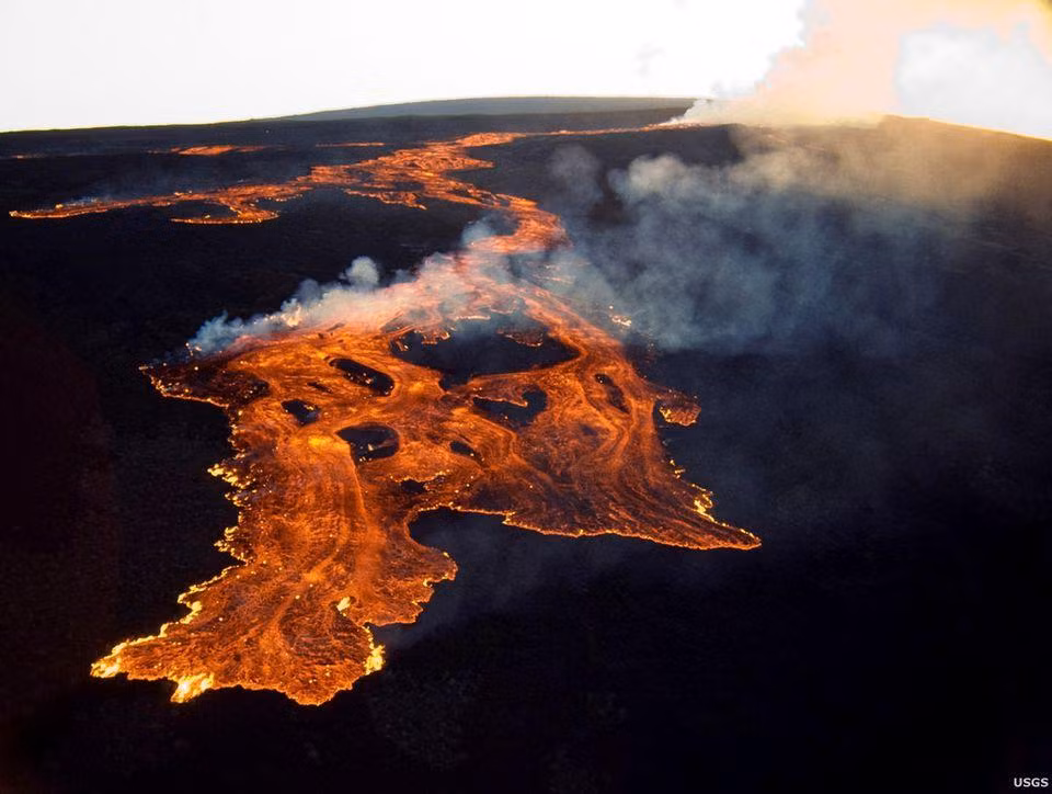 Mauna Loa là một phần của chuỗi núi lửa hình thành quần đảo Hawaii. Núi lửa này đã phun trào 33 lần kể từ năm 1843. Đợt phun trào gần đây nhất diễn ra vào tháng 3 và 4/1984, tạo ra dòng dung nham chảy dài tới 7km. (Ảnh: USGS)