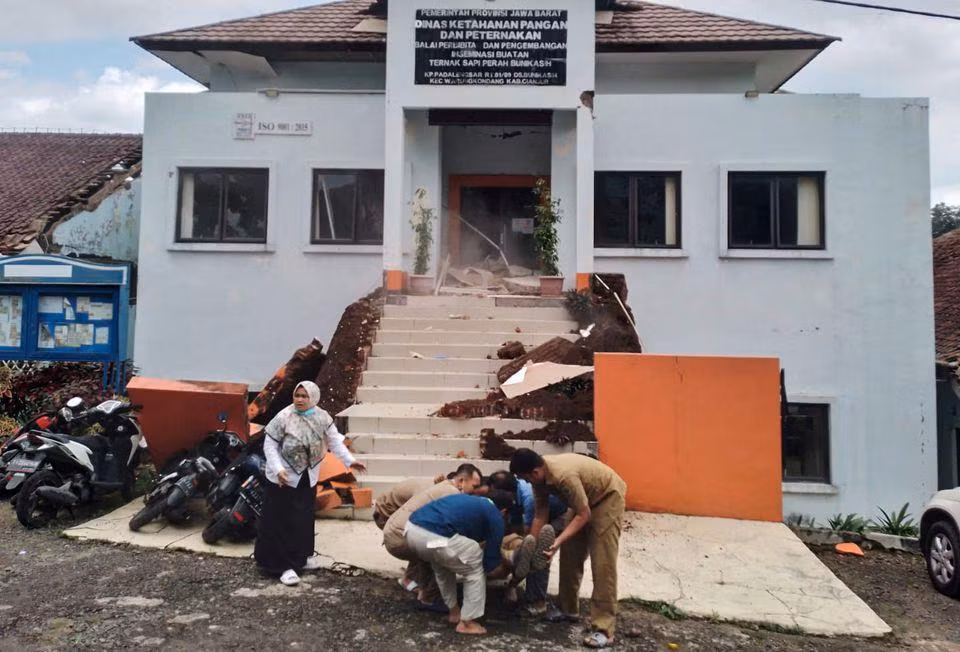 Sơ tán người bị thương do trận động đất. (Ảnh: Reuters)