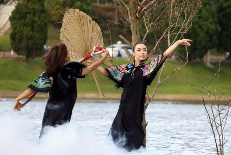 Sự hòa quyện tinh tế giữa lụa và thổ cẩm.