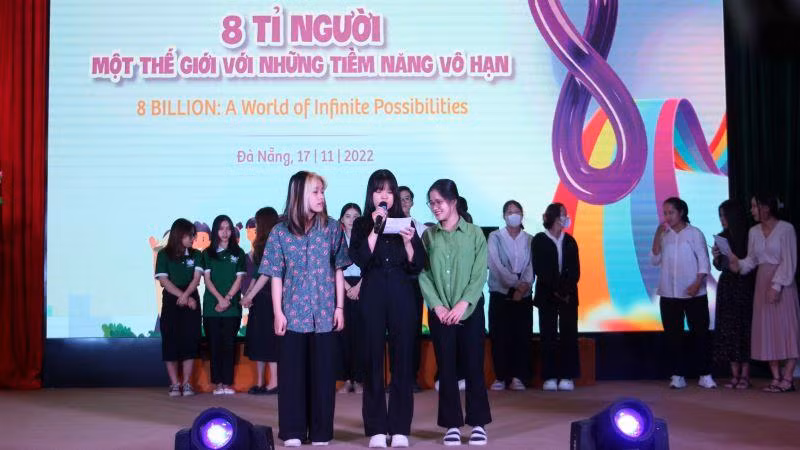 Sinh viên chia sẻ tại chương trình.