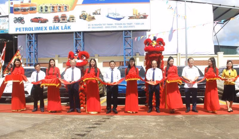 Các đại biểu cắt băng khánh thành và chính thức đưa vào hoạt động trạm sạc xe điện đầu tiên tại Tây Nguyên tại cửa hàng xăng dầu số 63 thuộc Công ty xăng dầu Nam Tây Nguyên phường Ea Tam, thành phố Buôn Ma Thuột, tỉnh Đắk Lắk.