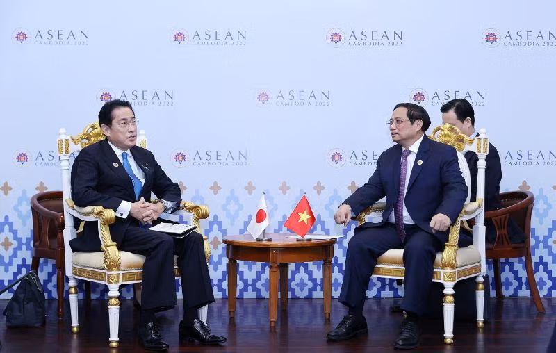 Thủ tướng Phạm Minh Chính gặp Thủ tướng Nhật Bản Kishida Fumio. (Ảnh: Dương Giang/TTXVN)