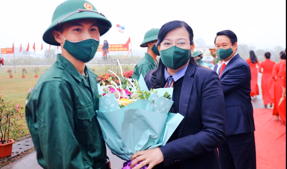 Lãnh đạo tỉnh Thái Nguyên tặng hoa chúc mừng tân binh nhập ngũ.