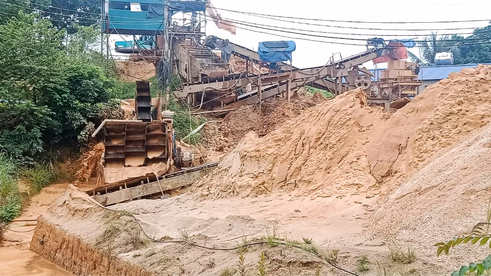 Dây chuyền sản xuất cát nhân tạo của Công ty Trách nhiệm hữu hạn Lãng Hoa.