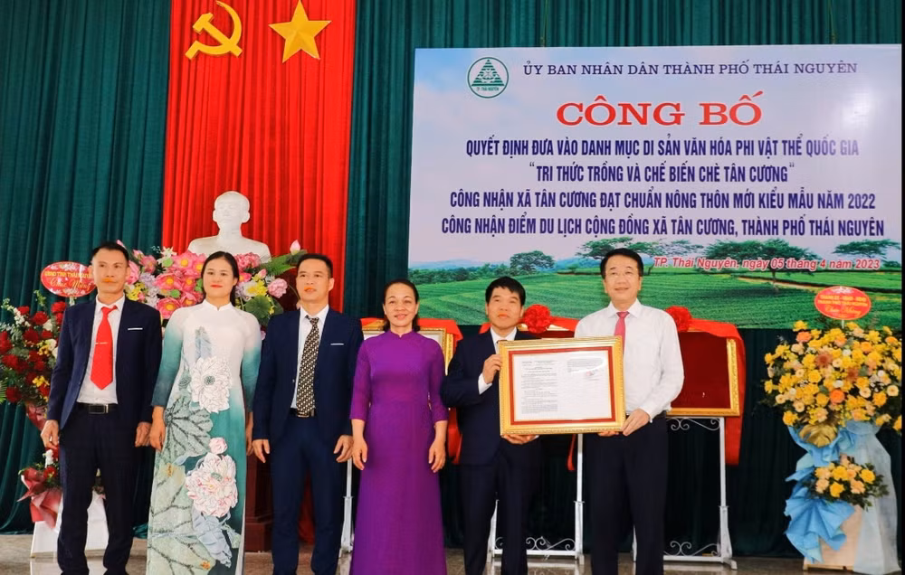 Lãnh đạo tỉnh Thái Nguyên trao quyết định công nhận di sản văn hóa phi vật thể quốc gia “Tri thức trồng và chế biến chè Tân Cương”.