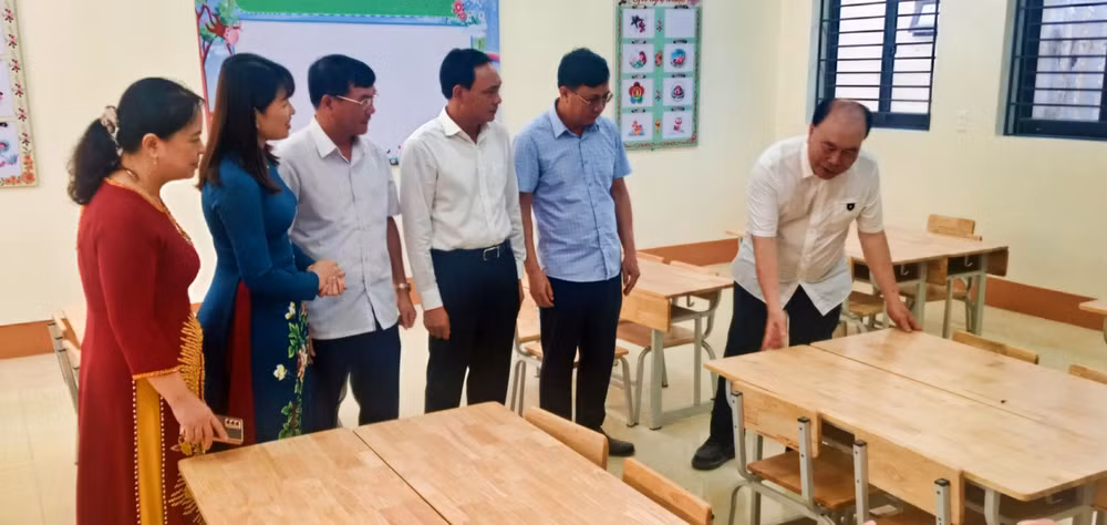 Lãnh đạo tỉnh Thái Nguyên và nhà tài trợ tham quan cơ sở vật chất mới của điểm Trường mầm non và tiểu học Xuyên Sơn.