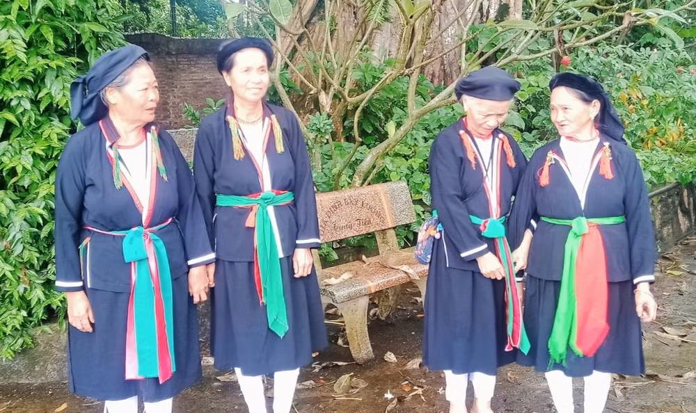 Bà con dân tộc Sán Dìu, xóm Tam Thái, xã Hóa Thượng, huyện Đồng Hỷ, hát Soọng cô.