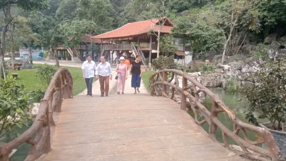 Du khách tham quan Điểm du lịch cộng đồng hang Phượng Hoàng nằm liền kề danh thắng suối Mỏ Gà.