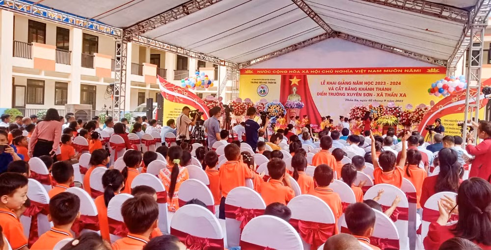 Thầy và trò điểm Trường mầm non và tiểu học Xuyên Sơn hân hoan khai giảng năm học 2023-2024 tại ngôi trường mới.