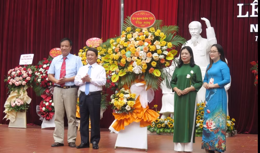 Bộ trưởng, Chủ nhiệm Ủy ban Dân tộc Hầu A Lềnh tặng hoa chúc mừng thầy và trò Trường phổ thông vùng cao Việt Bắc.