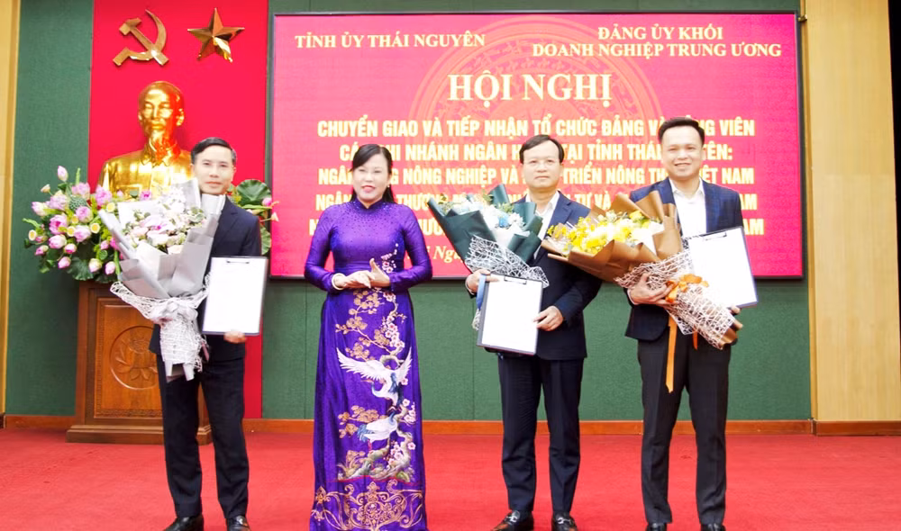 Bí thư Tỉnh ủy Thái Nguyên trao quyết định chuyển giao tổ chức Đảng và đảng viên 3 ngân hàng thương mại Nhà nước trên địa bàn.