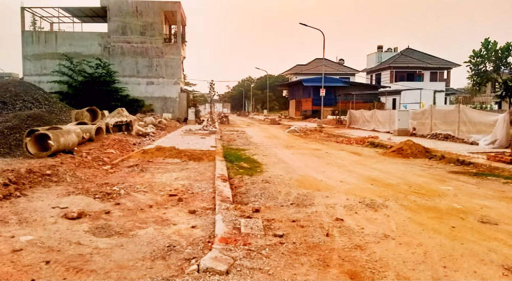 Sau hàng chục năm, hạ tầng khu đô thị hồ Xương Rồng chưa được hoàn thiện vì không giải phóng được mặt bằng.