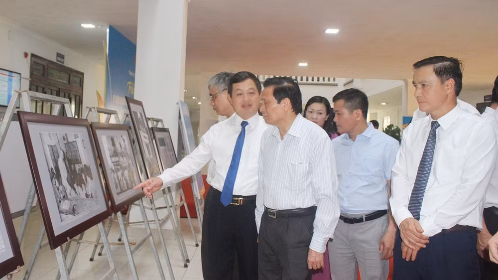 Triển lãm ảnh 80 năm Đề cương về văn hóa Việt Nam do Ban Tuyên giáo Tỉnh ủy Thái Nguyên tổ chức.