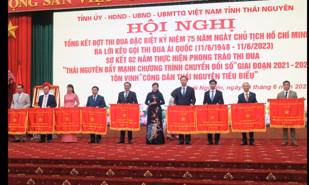 Đồng chí Nguyễn Thanh Hải, Ủy viên Trung ương Đảng, Bí thư Tỉnh ủy Thái Nguyên trao cờ thi đua của Chính phủ tặng 11 tập thể.