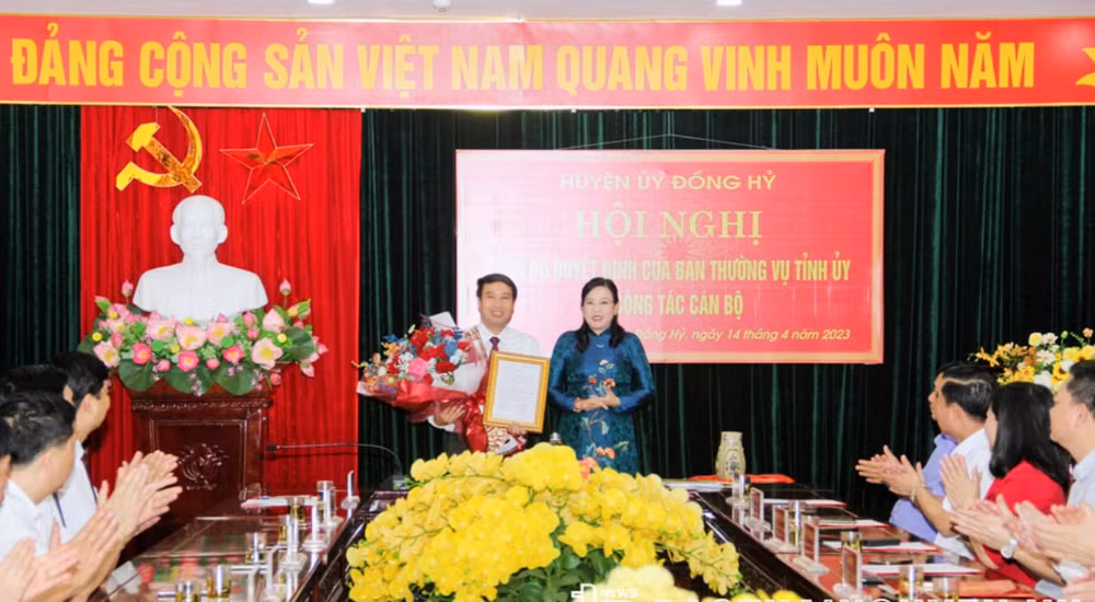 Bí thư Tỉnh ủy Thái Nguyên Nguyễn Thanh Hải tặng hoa, giao nhiệm vụ cho Bí thư Huyện ủy Đồng Hỷ Nguyễn Văn Ngọc.