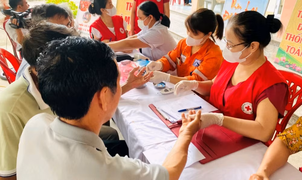 Công ty Trách nhiệm hữu hạn Khai thác Chế biến Khoáng sản Núi Pháo tổ chức khám bệnh, tư vấn sức khỏe, cấp thuốc miễn phí cho hơn 120 thương binh, bệnh binh, người có công tại 2 xã Bình Thuận và Phục Linh, huyện Đại Từ.