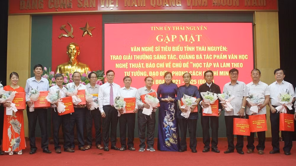 Lãnh đạo tỉnh Thái Nguyên trao Giải thưởng sáng tác, quảng bá tác phẩm văn học, nghệ thuật, báo chí về chủ đề “Học tập và làm theo tư tưởng, đạo đức, phong cách Hồ Chí Minh” giai đoạn 2021-2025 (đợt 1).