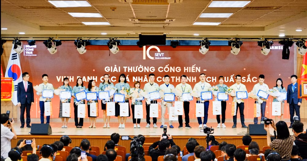 Lãnh đạo Công ty SEVT tuyên dương nhân viên xuất sắc và doanh nghiệp cung ứng ưu tú đã có những đóng góp tích cực cho sự phát triển của SEVT.