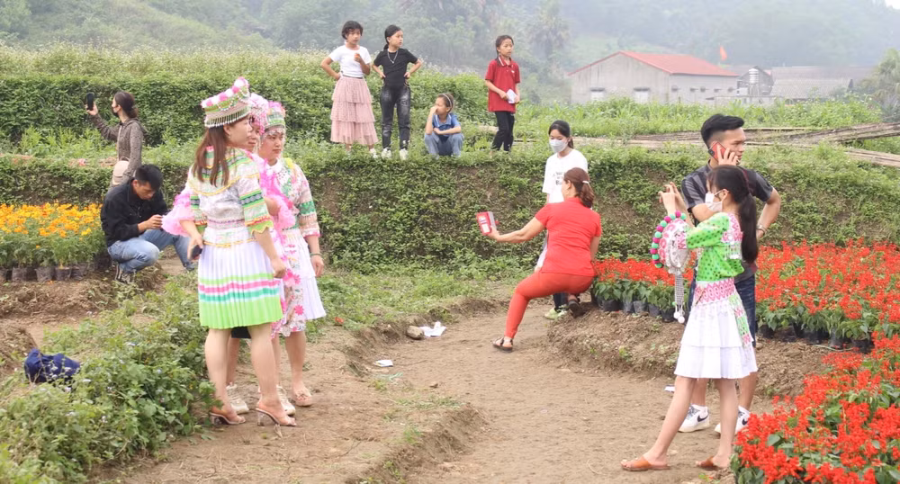 Thiếu nữ dân tộc H'Mông trong Ngày hội.