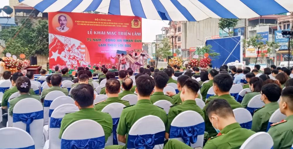 Đại diện Bộ Công an, tỉnh Thái Nguyên và đông đảo cán bộ, chiến sĩ lực lượng công an dự khai mạc triển lãm.