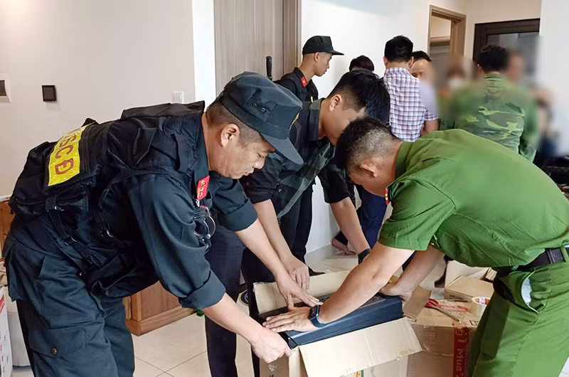 Công an tỉnh Bắc Giang kiểm tra, thu giữ vật chứng vụ án giả danh nhân viên ngân hàng lừa đảo chiếm đoạt tài sản trên không gian mạng. (Ảnh NGUYỄN PHƯỢNG)