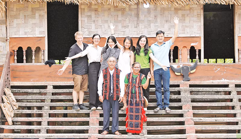 Ông Trung (bên trái, hàng trước) đón khách tại nhà gươl Tà Lang.