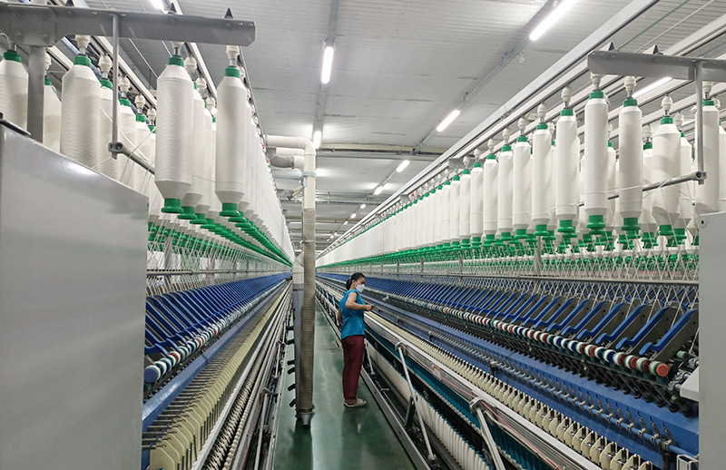 Sản xuất sợi tại Tổng công ty cổ phần Dệt may Hà Nội.