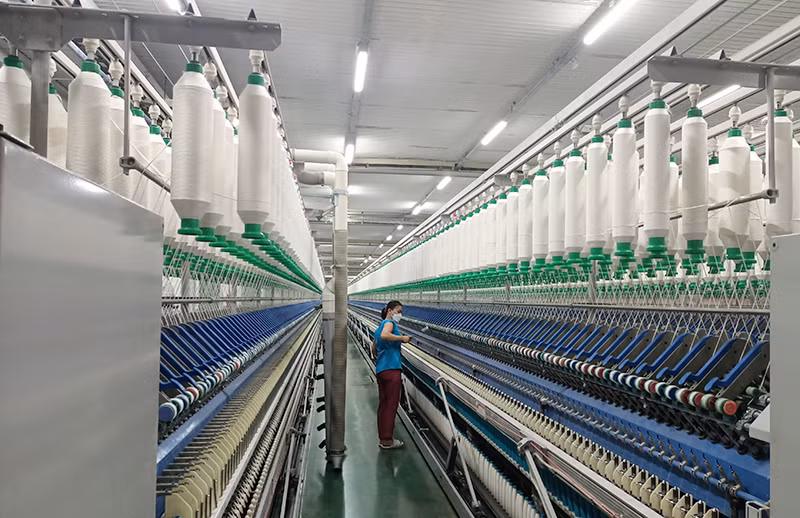 Sản xuất sợi tại Tổng công ty cổ phần Dệt may Hà Nội.