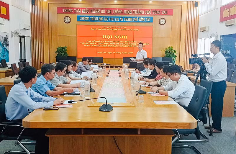 Hội nghị gặp gỡ giữa lãnh đạo thành phố Vũng Tàu với đại diện một số doanh nghiệp trên địa bàn.