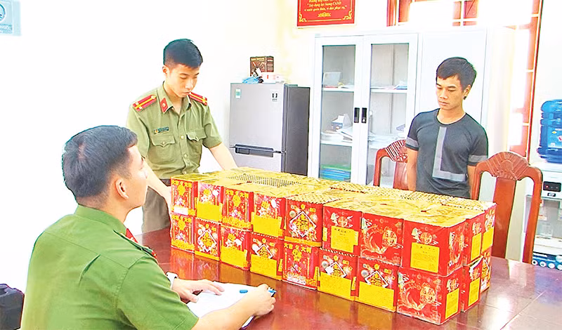 Công an huyện Cao Lộc (tỉnh Lạng Sơn) bắt giữ đối tượng vận chuyển thuê pháo nổ. 