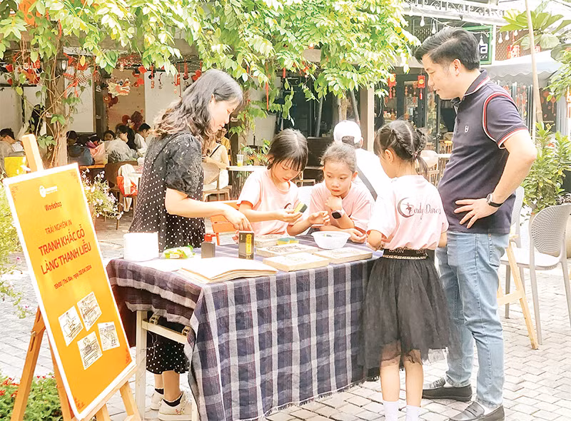 Các bạn nhỏ tham gia hoạt động trải nghiệm tại Phố Sách Hà Nội.