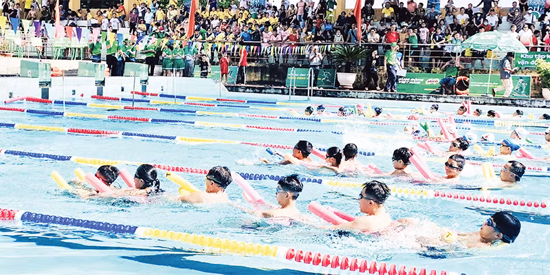 Trẻ em học bơi tại Trung tâm Thể thao dưới nước Hải Phòng.