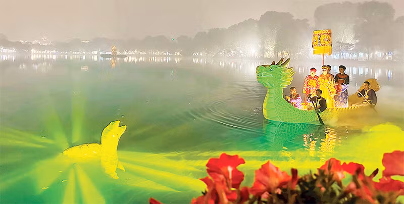 Tour du lịch đêm đền Ngọc Sơn đang là sản phẩm thu hút khách du lịch.