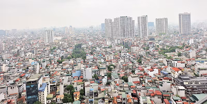 Nhiều khu vực có mật độ dân cư quá cao khiến hạ tầng đô thị quá tải.