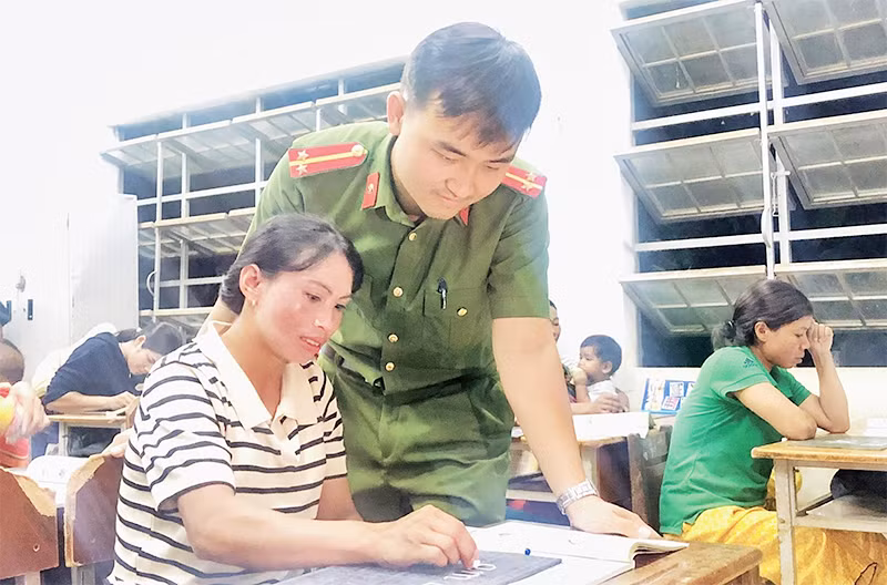 Trung úy Lê Tuấn Thành trong giờ dạy học tại lớp học xóa mù chữ làng Krot Ket, xã Hra, huyện Mang Yang (Gia Lai).