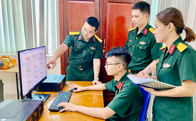 Cán bộ Viện Nghiên cứu 486, Bộ Tư lệnh 86 (Bộ Quốc phòng) hướng dẫn cán bộ, nhân viên đơn vị khai thác phần mềm do Viện nghiên cứu, chế tạo.